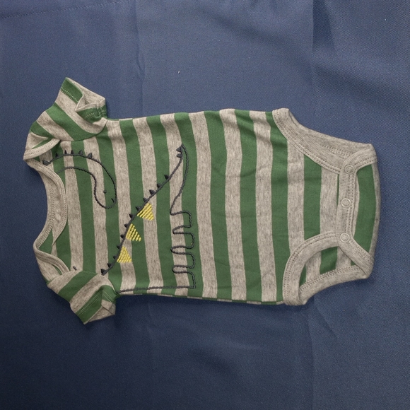 3 bodysuits and one pair of shorts dinosaur - Picture 4 of 6
